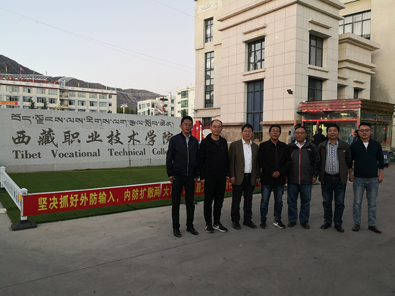 经理会见后与大家合影_副本.jpg
